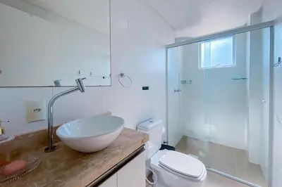 Uma casa de banho em Praia de Palmas - Conforto e Lazer a 500m do Mar! 0133