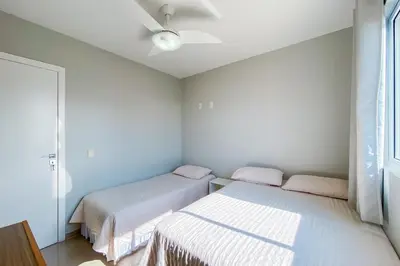 Uma cama ou camas num quarto em Praia de Palmas - Conforto e Lazer a 500m do Mar! 0133