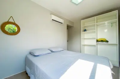 Uma cama ou camas num quarto em Praia de Palmas - Conforto e Lazer a 500m do Mar! 0133