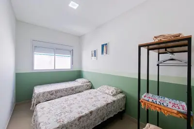 Uma cama ou camas num quarto em Apto a 400m do Mar com Conforto! 0108