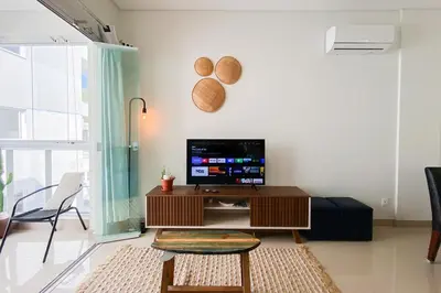 Uma televisão e/ou sistema de entretenimento em Apto a 400m do Mar com Conforto! 0108