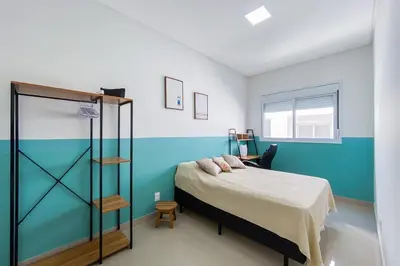 Uma cama ou camas num quarto em Apto a 400m do Mar com Conforto! 0108