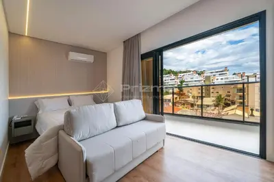 Uma área de estar em 413 Flat Moderno e Bem Localizado a 120 metros da praia de Bombinhas Até 4 Pessoas