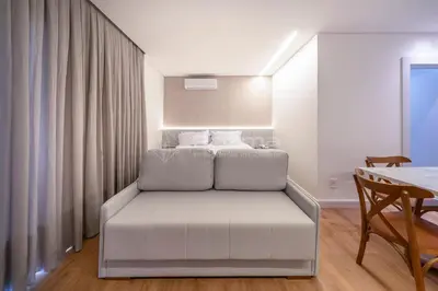 Uma cama ou camas num quarto em 512 Flat Moderno e Bem Localizado a 120 metros da praia de Bombinhas Até 4 Pessoas