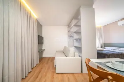 Uma cama ou camas num quarto em 515 Flat Moderno e Bem Localizado a 120 metros da praia de Bombinhas Até 4 Pessoas