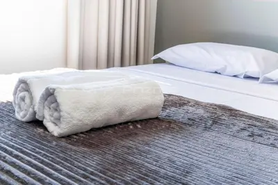 Uma cama ou camas num quarto em 515 Flat Moderno e Bem Localizado a 120 metros da praia de Bombinhas Até 4 Pessoas