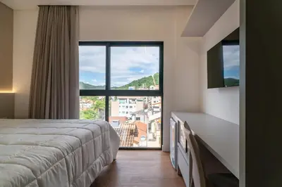 Uma cama ou camas num quarto em 303 Suíte em Localização Incrível Praia de Bombinhas a 120m