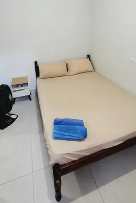 Uma cama ou camas num quarto em Room 9 on the bar with access to the best beaches BC