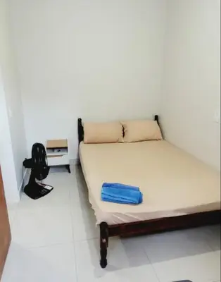 Uma cama ou camas num quarto em Room 9 on the bar with access to the best beaches BC