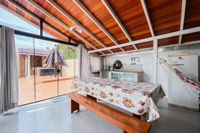 Uma cama ou camas num quarto em Espaço e lazer a 750 mtrs da Praia de Palmas! 0140