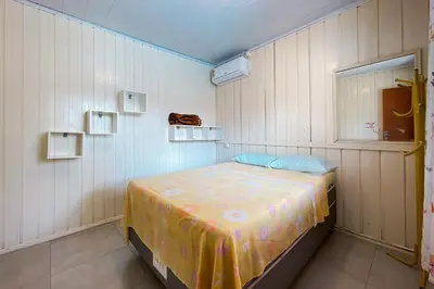 Uma cama ou camas num quarto em Espaço e lazer a 750 mtrs da Praia de Palmas! 0140