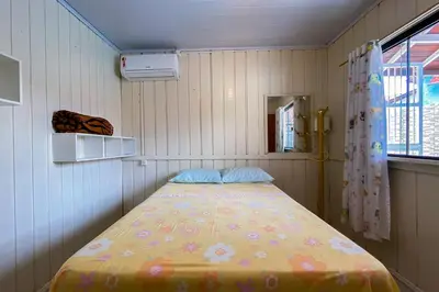 Uma cama ou camas num quarto em Espaço e lazer a 750 mtrs da Praia de Palmas! 0140