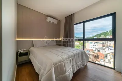 Uma cama ou camas num quarto em 305 Suíte em Localização Incrível Praia de Bombinhas a 120m