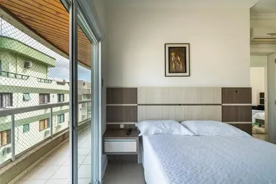 Uma cama ou camas num quarto em Maristela Guedert - AP 3 Quartos com Vista Mar