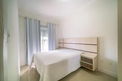 Uma cama ou camas num quarto em Maristela Guedert - AP 3 Quartos com Vista Mar