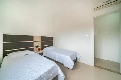 Uma cama ou camas num quarto em Maristela Guedert - AP 3 Quartos com Vista Mar