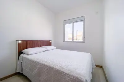 Uma cama ou camas num quarto em Amplo apto com 03 quartos para locação! 0491