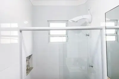 Uma casa de banho em Amplo apto com 03 quartos para locação! 0491