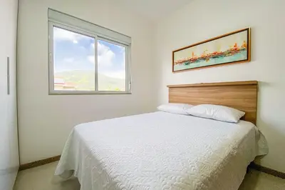 Uma cama ou camas num quarto em Amplo apto com 03 quartos para locação! 0491
