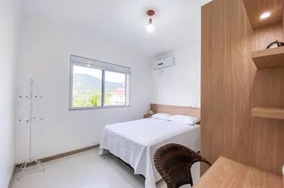 Uma cama ou camas num quarto em Amplo apto com 03 quartos para locação! 0491