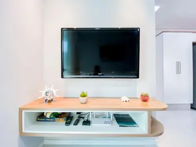 Uma televisão e/ou sistema de entretenimento em Praia de Palmas Apto com Suíte a 450m do Mar 0499