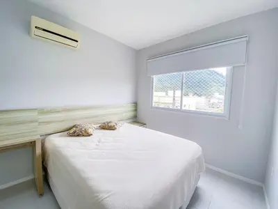 Uma cama ou camas num quarto em Praia de Palmas Apto com Suíte a 450m do Mar 0499