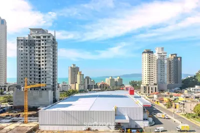Uma vista geral de Itapema ou a vista da cidade a partir do apartamento