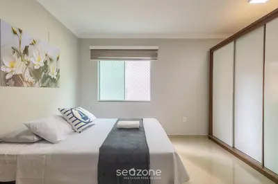 Uma cama ou camas num quarto em Apto 2Q - Churrasq. Garagem Perto da Praia LTL0301