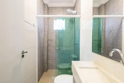 Uma casa de banho em Apto 2Q - Churrasq. Garagem Perto da Praia LTL0301
