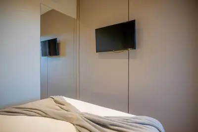 Uma televisão e/ou sistema de entretenimento em Elegance - Piscina Aquecida - Apartamento para 4 pessoas em Bombinhas