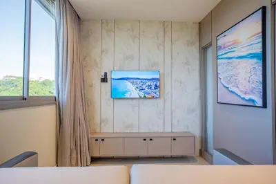 Uma televisão e/ou sistema de entretenimento em Elegance - Piscina Aquecida - Apartamento para 4 pessoas em Bombinhas