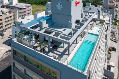 A piscina em ou perto de Elegance - Piscina Aquecida - Apartamento para 4 pessoas em Bombinhas
