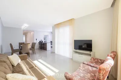 Uma televisão e/ou sistema de entretenimento em Apto 450m da praia c/ churrasq. e 3 suítes TAH0602