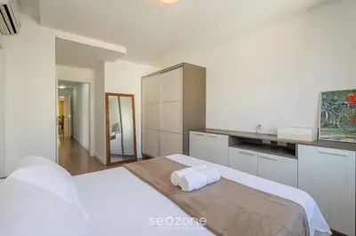Uma cama ou camas num quarto em Apto 450m da praia c/ churrasq. e 3 suítes TAH0602
