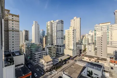 Uma vista geral de Meia Praia ou a vista da cidade a partir do apartamento
