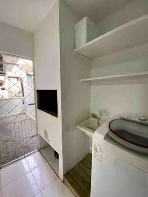 Uma televisão e/ou sistema de entretenimento em Casa Térrea a 200m da Praia de Bombas