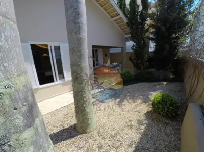 Um jardim no exterior de Casa Ampla Zona Central da Praia com 04 Dormitórios