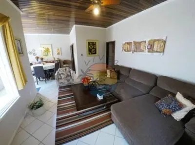 Uma área de estar em Casa Ampla Zona Central da Praia com 04 Dormitórios