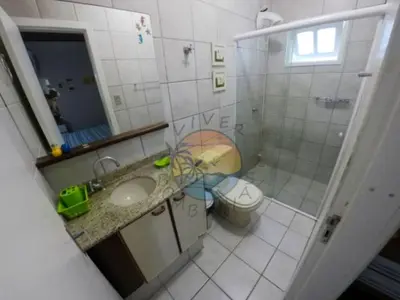 Uma casa de banho em Casa Ampla Zona Central da Praia com 04 Dormitórios