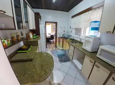 A cozinha ou kitchenette de Casa Ampla Zona Central da Praia com 04 Dormitórios