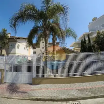 Casa Ampla Zona Central da Praia com 04 Dormitórios