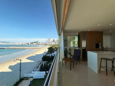 Uma vista do mar geral ou uma vista do mar a partir do apartamento