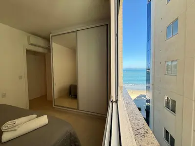 Uma vista do mar geral ou uma vista do mar a partir do apartamento