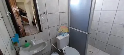 Uma casa de banho em Ampla Casa na zona central da praia e comércio com 03 dormitórios