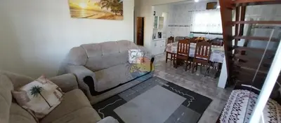 Uma área de estar em Ampla Casa na zona central da praia e comércio com 03 dormitórios