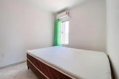 Uma cama ou camas num quarto em Apartamento com 03 quartos na Praia! 0331