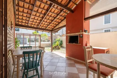 A planta de Linda casa a 230m da praia de Bombas RGV115