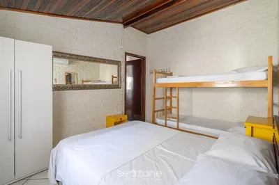 Uma cama ou camas num quarto em Linda casa a 230m da praia de Bombas RGV115