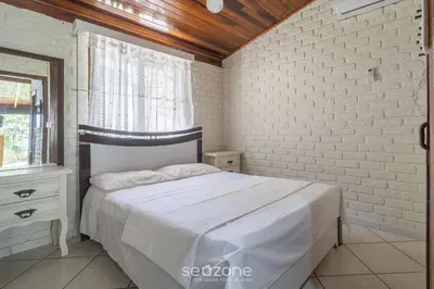 Uma cama ou camas num quarto em Linda casa a 230m da praia de Bombas RGV115