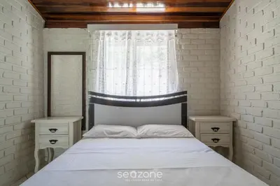 Uma cama ou camas num quarto em Linda casa a 230m da praia de Bombas RGV115